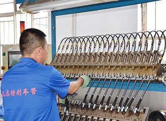 定压，改装钢喉在3500PSI的工作压力下持续定压20秒，防脱防漏